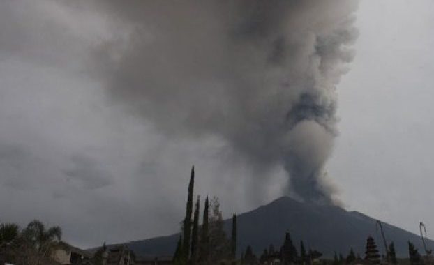Sepertiga Kawah Gunung Agung Diperkirakan Terisi Lava