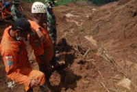 5 Rumah dan 2 Orang Tertimbun Tebing Longsor Usai Hujan Deras di Bogor