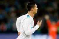 Zidane Bela Ronaldo yang Berkaca Pakai Telepon Seluler
