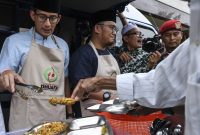 Sandiaga Jadi Pelayan Makan Siang Gratis di PP Muhammadiyah