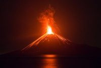 Anak Krakatau Keluarkan Ratusan Kali Letusan Dalam Sehari