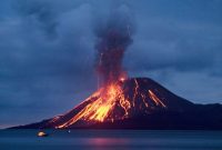 Gunung Anak Krakatau Masih Keluarkan Asap Hitam Tebal