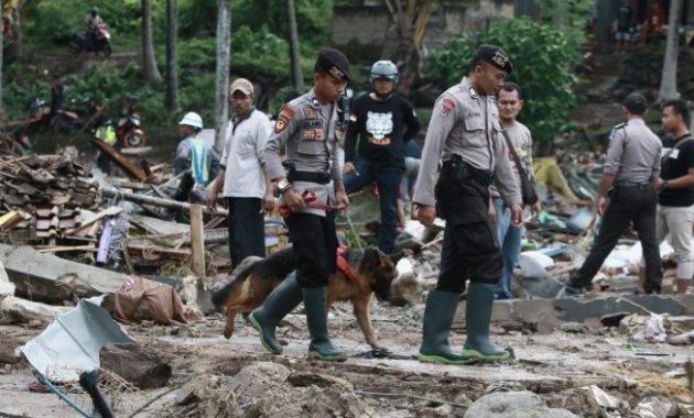 Polda Lampung Cari Korban Tsunami Menggunakan Anjing Pelacak