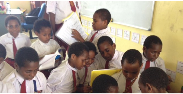 Tingkatkan Literasi Papua, Uncen Bagi Buku Kepada Murid SD