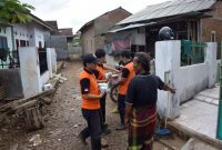 Tak Ribut Debat Capres, PKS Bagikan Nasi Tolong Korban Banjir Lampung