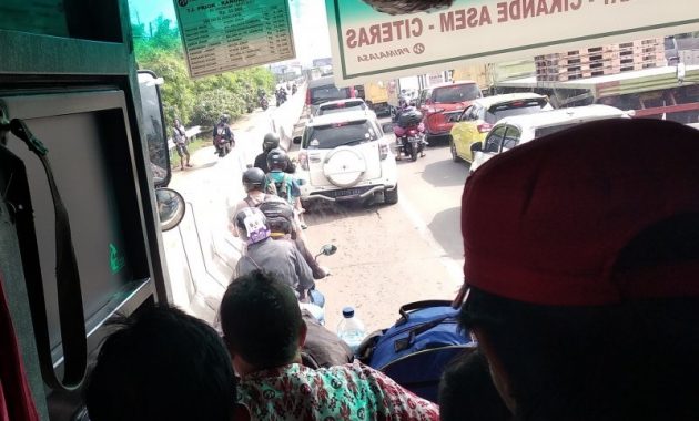 Pengendara Sepeda Motor Gunakan Jalan Tol Tangerang-Jakarta