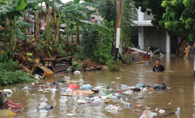Sampah Jadi Penyebab Genangan di Jaksel Saat Hujan