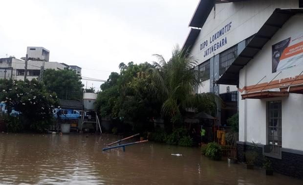 Sebagian KA Lintas Selatan Jawa Terlambat Karena Banjir Jakarta