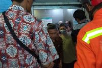Damkar Evakuasi 17 Warga Terjebak dalam Lift Gedung di Jaktim
