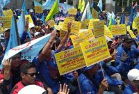 Tolak Omnibus Law, Ribuan Buruh Berdemo di Gedung DPR