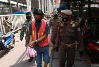 Satpol PP Jakarta Pusat Sanksi Pelanggar PSBB, Disuruh Bersihkan Sampah