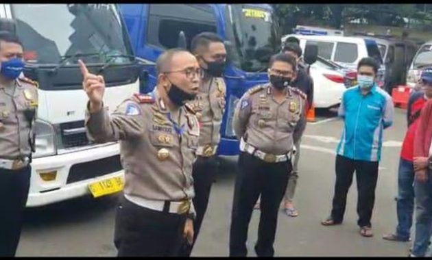 Polisi Amankan 15 Travel yang Bawa Pemudik di Checkpoint Cikarang Barat