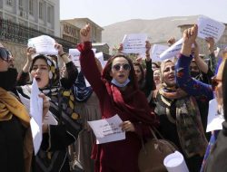 Usir Puluhan Pedemo Perempuan di Kabul, Taliban Gunakan Semprotan Merica