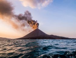 Tubuh Gunung Anak Krakatau Keluarkan Sinar Api