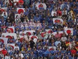 Usai Pesta Gila Menang atas Jerman, Fans Jepang Bersih-bersih Stadion