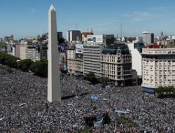 Fan Nekat Masuk Bus Saat Pawai Juara Argentina, Pemain Dievakuasi