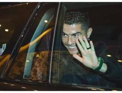 Pulang dari Restoran di Madrid, Ronaldo Dikerubuti Banyak Orang