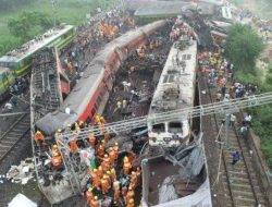 Capai 275 Orang, Pencarian Korban Kecelakaan Kereta di India Berlanjut