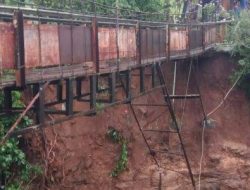 Longsor di Sukabumi Membuat Jembatan Penghubung Terputus Sementara