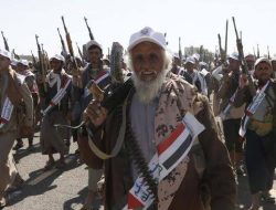 Houthi Serang Kapal Perang AS Pakai Drone di Laut Merah